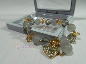 Grey labradorite bead bracelet with gold heart charm and crystal stones for women – stylish handmade jewelry by Grabiko.
