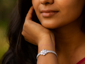 Elegant silver-plated bracelet with floral diamond-cut stones and free spongy holder